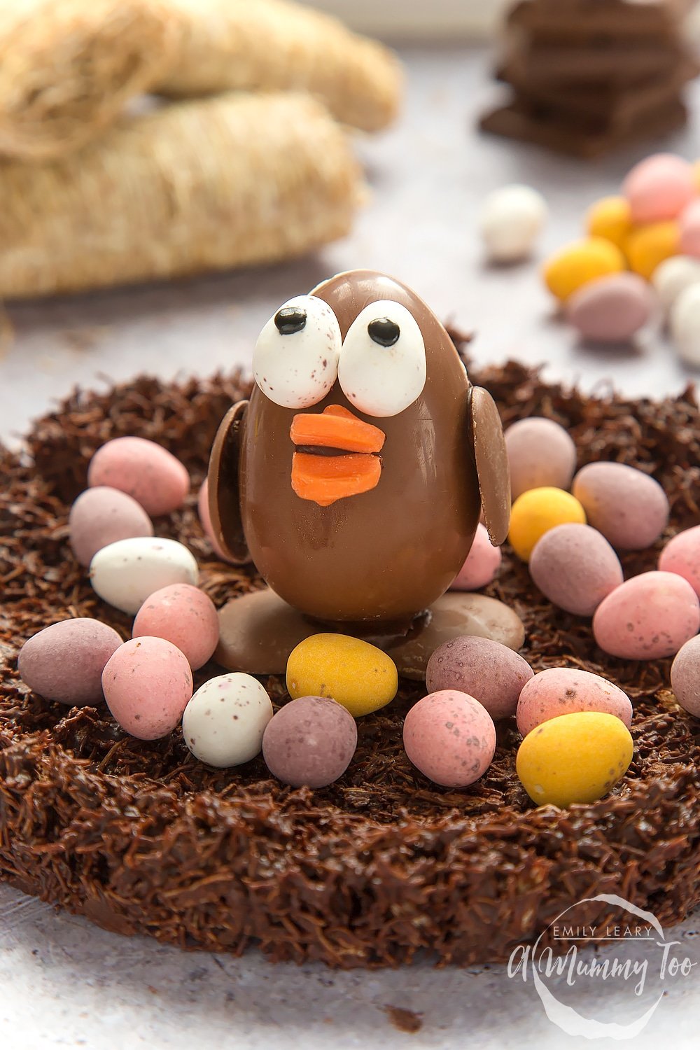 This adorable Easter egg chocolate chick is surrounded by mini eggs on a shredded wheat base. A fun Easter craft for the whole family to enjoy.