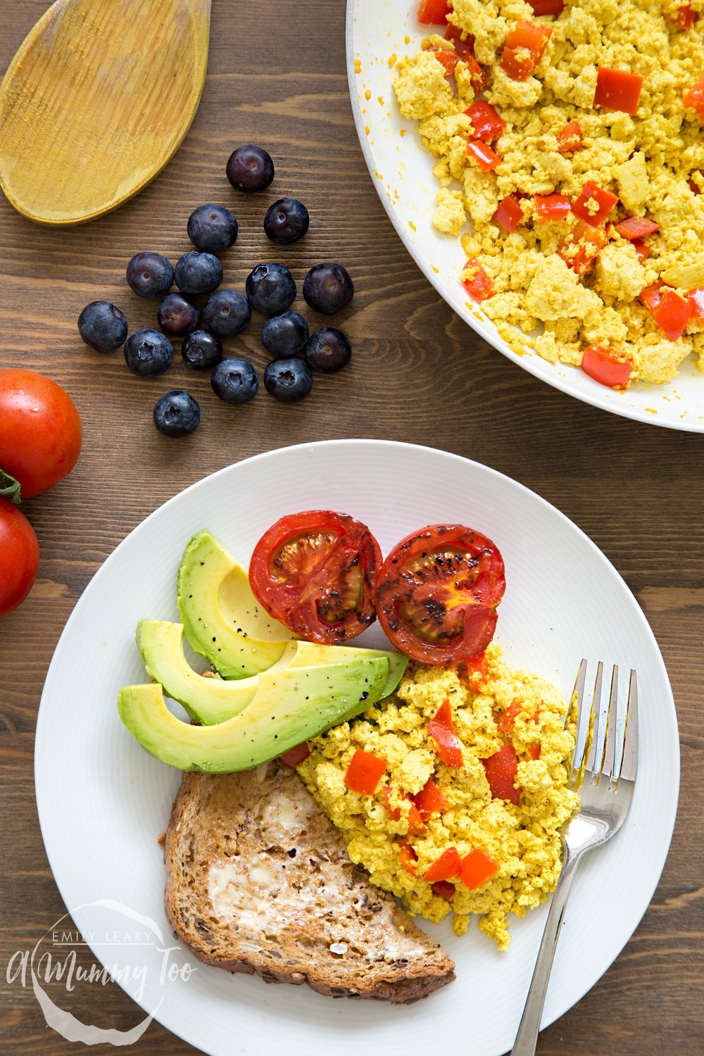 vegan scrambled eggs served with tomatoes, avocado and toast