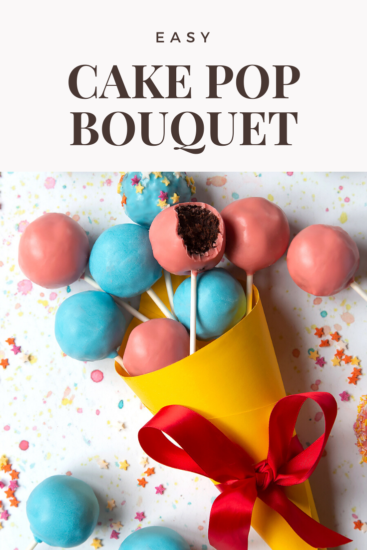  Un bouquet de cake pop entouré d'autres cake pops. Le bouquet est composé de plusieurs cake pops bleus et roses, rassemblés et enveloppés dans un cône en papier jaune avec un ruban rouge. L'un des gâteaux pops en a une bouchée, montrant le remplissage de l'éponge au chocolat à l'intérieur. La légende se lit comme suit: Bouquet de pop gâteau facile. 