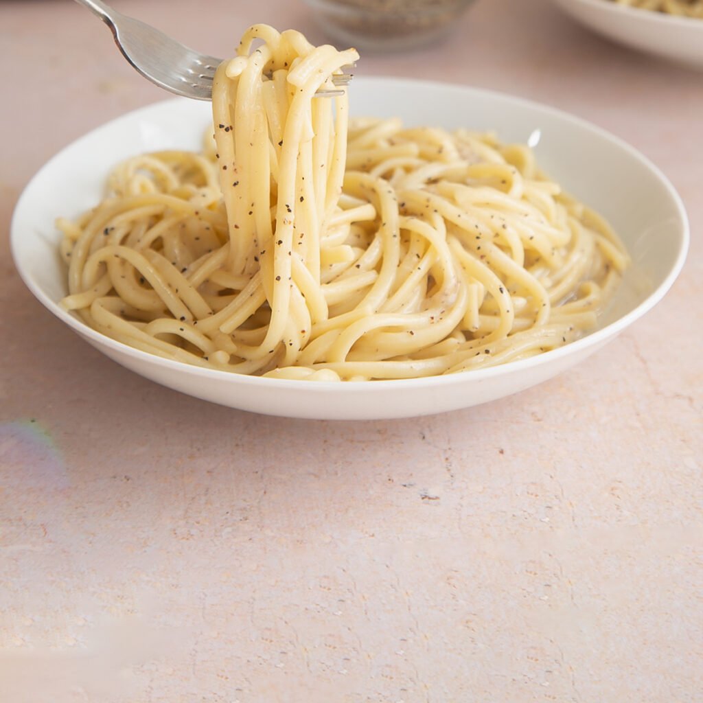 Simple and Classic Linguine Cacio e Pepe