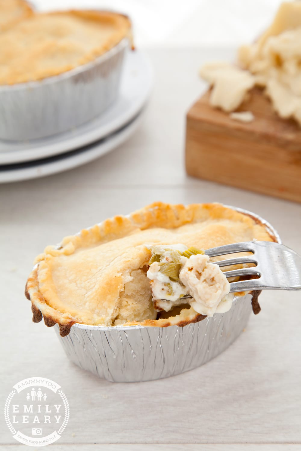 Gluten-free, vegetarian pot pies with chicken-style pieces, leeks, peas and a creamy sauce - delicious!