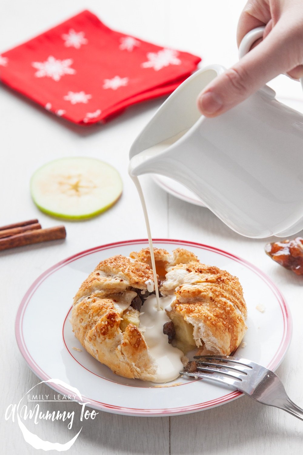 These apple and mincemeat sweet puff parcels make for a tasty festive treat