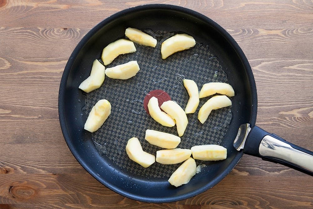 Cooking peeled, cut apples in coconut oil