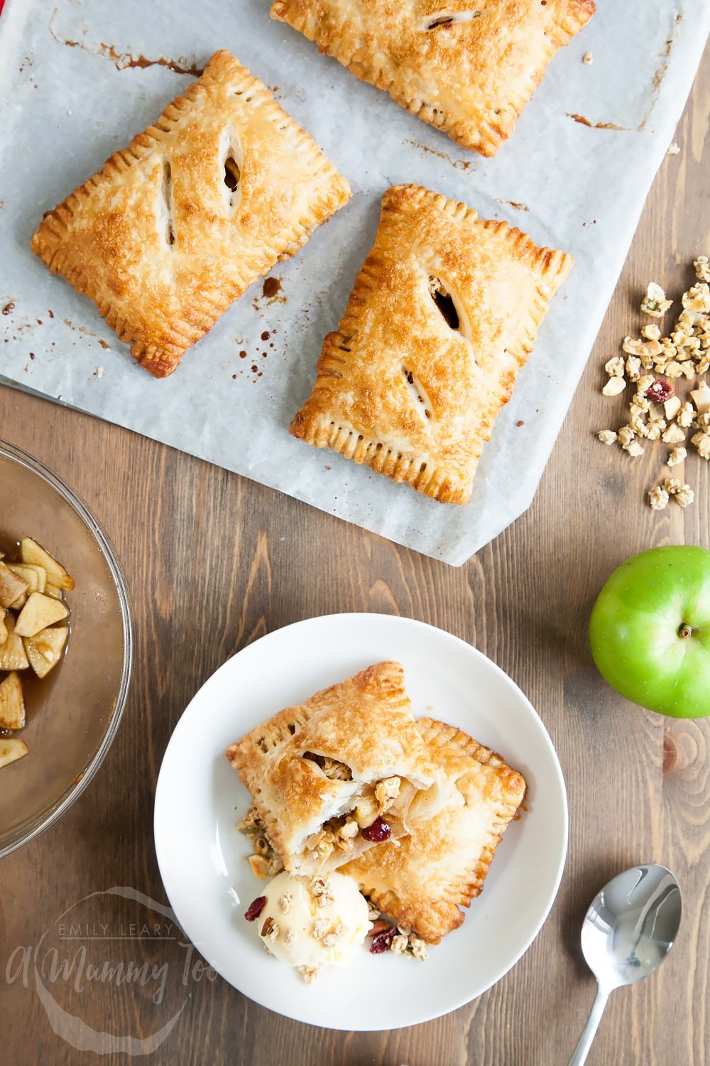 Super easy, extra delicious apple and granola puff parcels - featuring granola as a special ingredient!