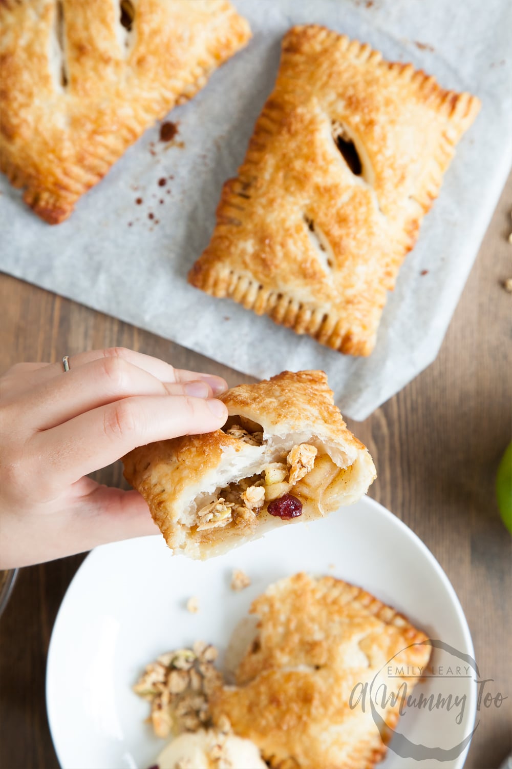 Super delicious apple and granola puff parcels, with a fruit and nut granola filling! 