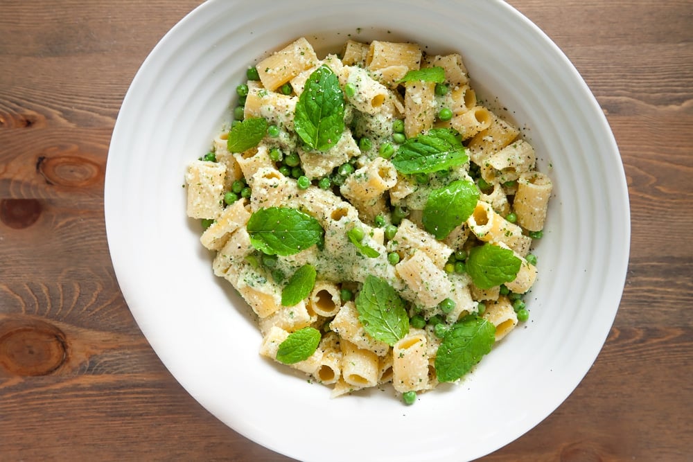 Mix together your pea and mint pesto pasta, serve and enjoy!