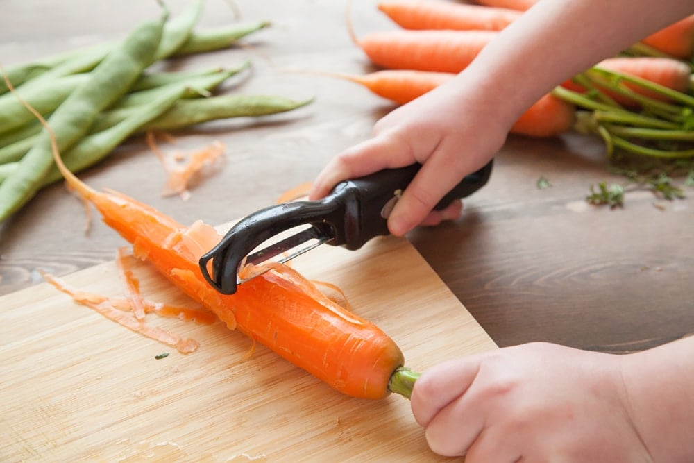 Grating carrot with aa safety peeler