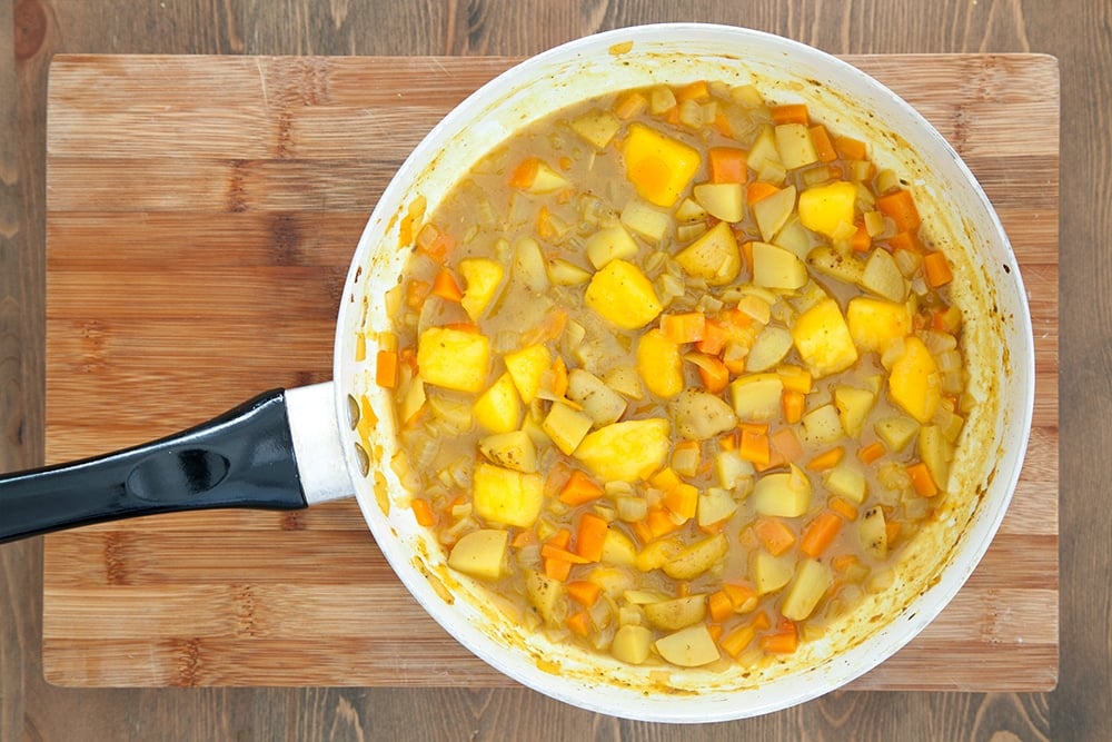 The carrot and mango curry is ready to enjoy!