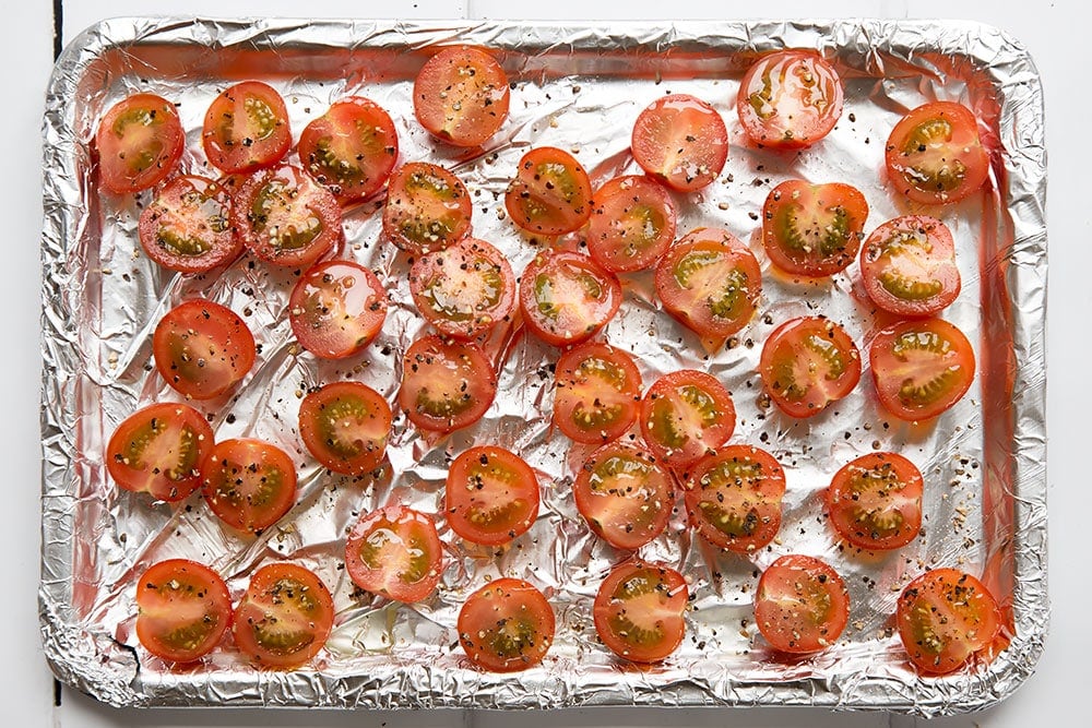 Preparing the cherry tomatoes for the black spaghetti with roasted tomatoes dish