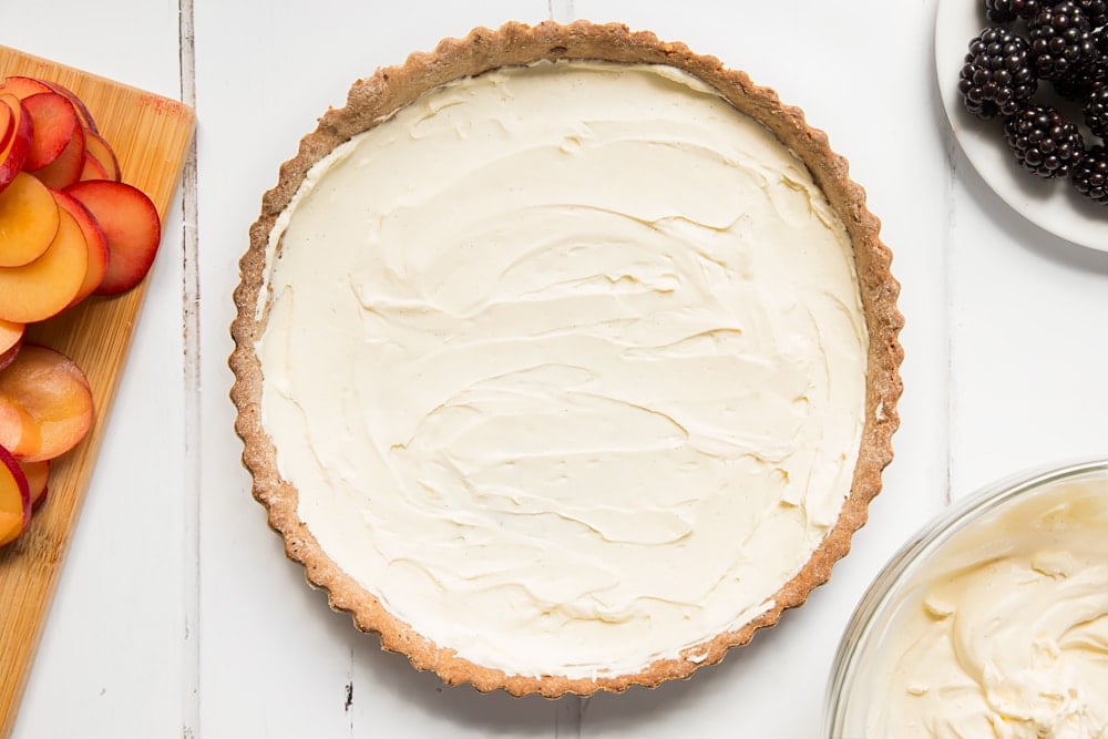 Fill the tart with the cream and vanilla base