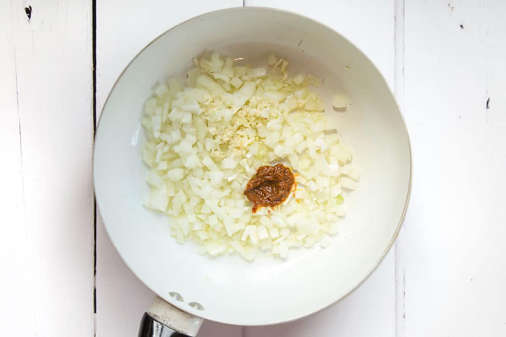 Preparing the diced onion, garlic and Thai curry paste