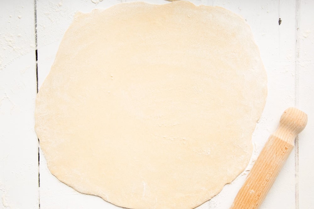 Pastry dough for the mince pies rolled out