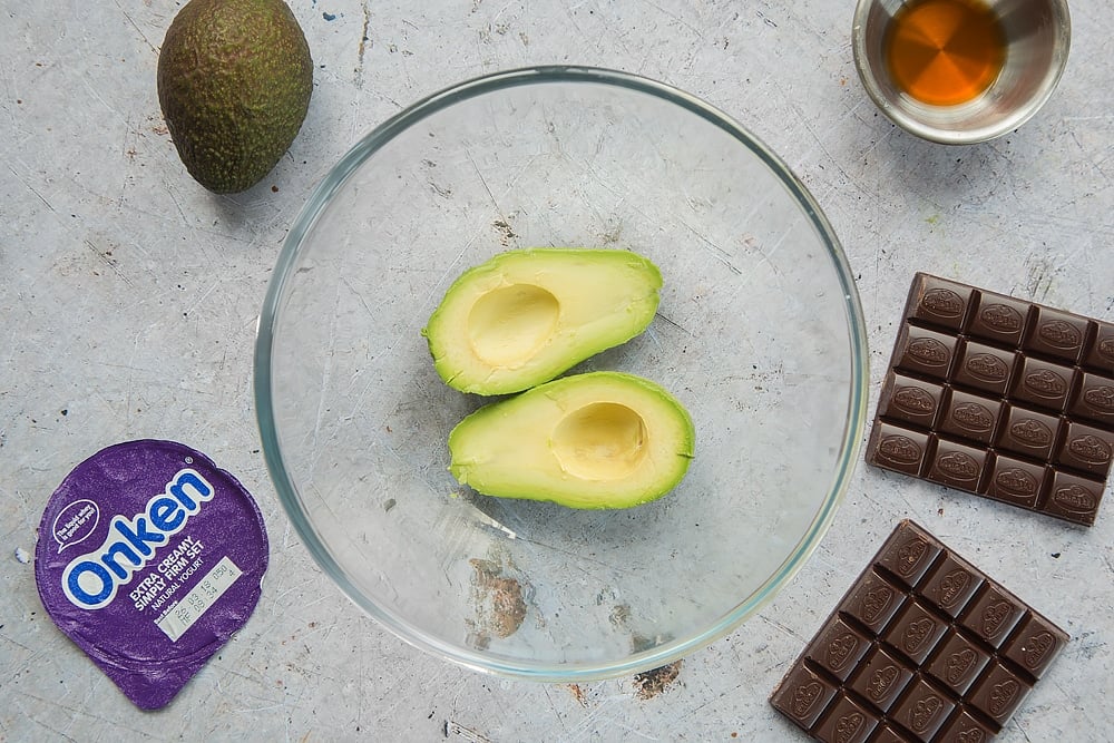 Let's start making these avocado yogurt chocolate mousses by preparing our avocadoes