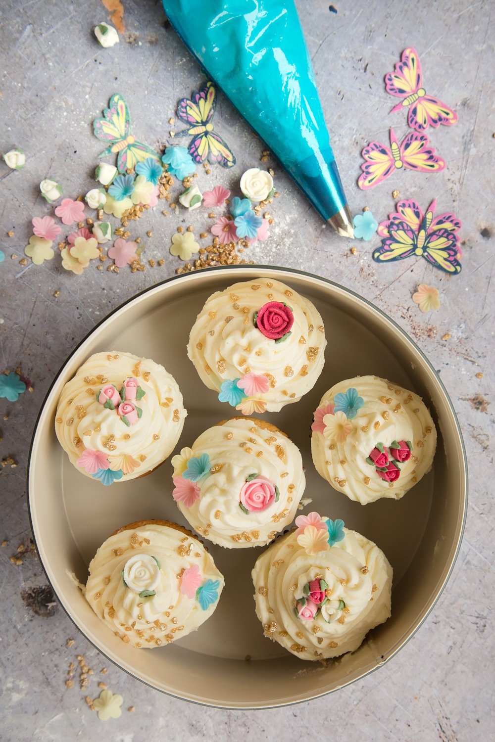 Decorated lemon cupcakes with buttercream frosting - don't they look delicious?!