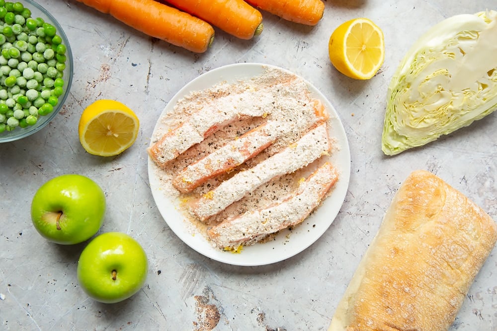 Seasoning the sliced salmon fillets 