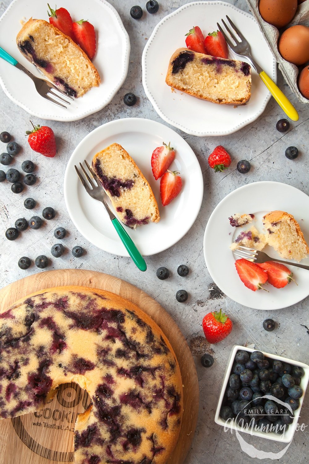 Blueberry cake, baked in the Actifry, shown sliced and served on plates 