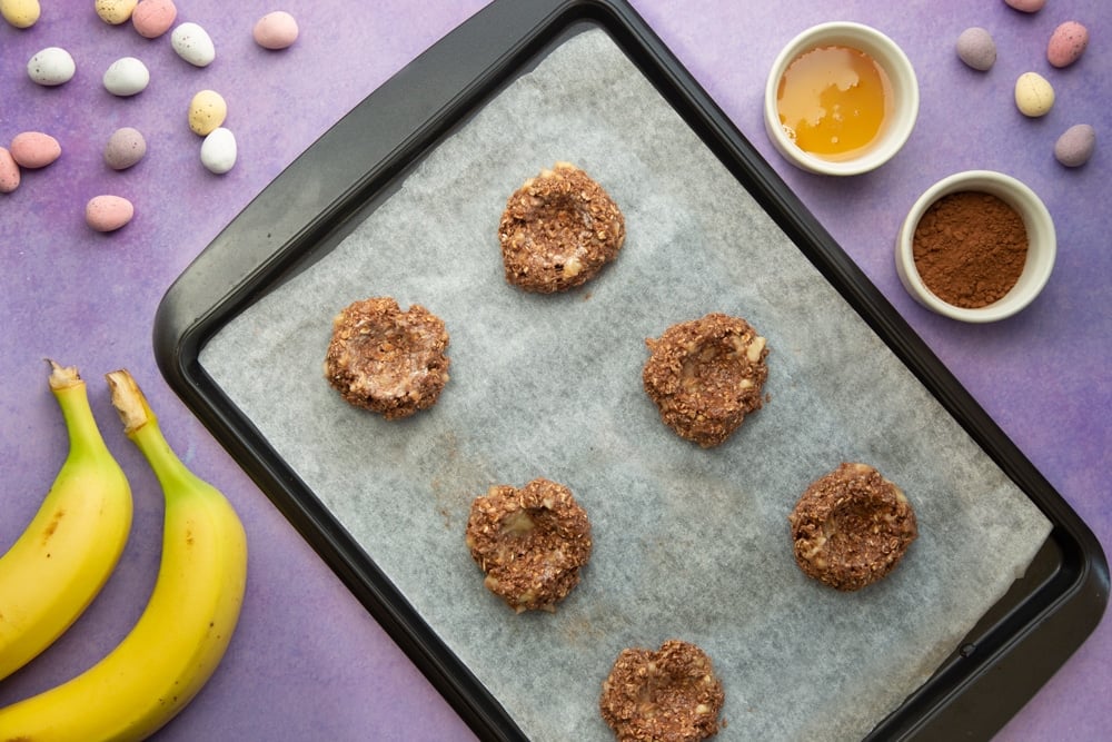 Create a nest shape in the cookie balls