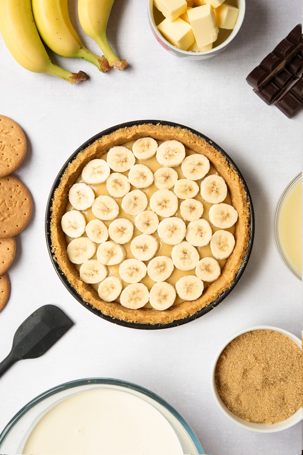 Bananas on top of the caramel in the biscuit case