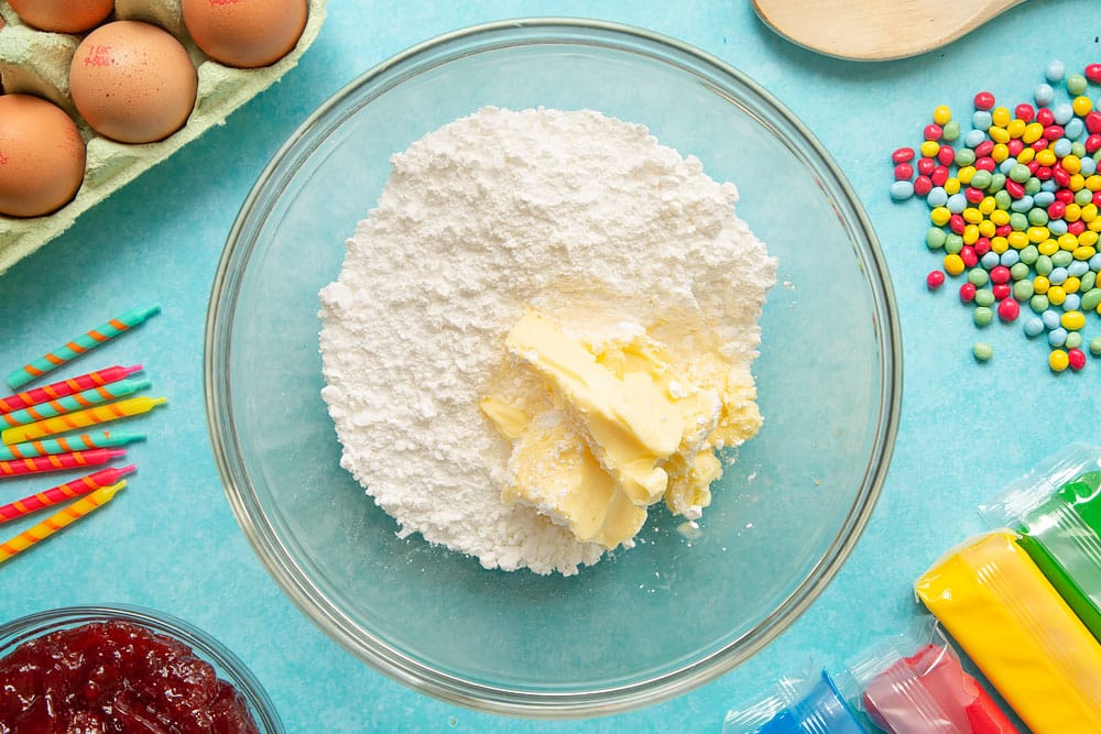 Vanilla, icing sugar and butter in a mixing bowl