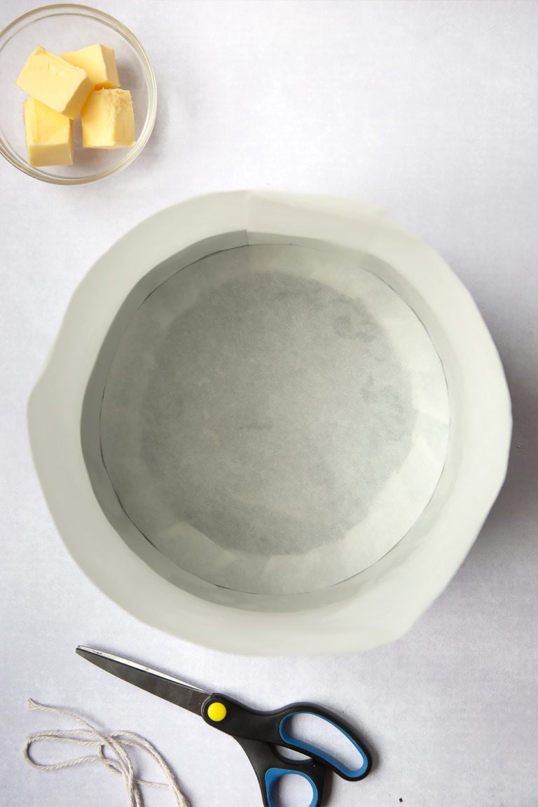 How to Line a Christmas Cake Tin (Idiot's Guide)