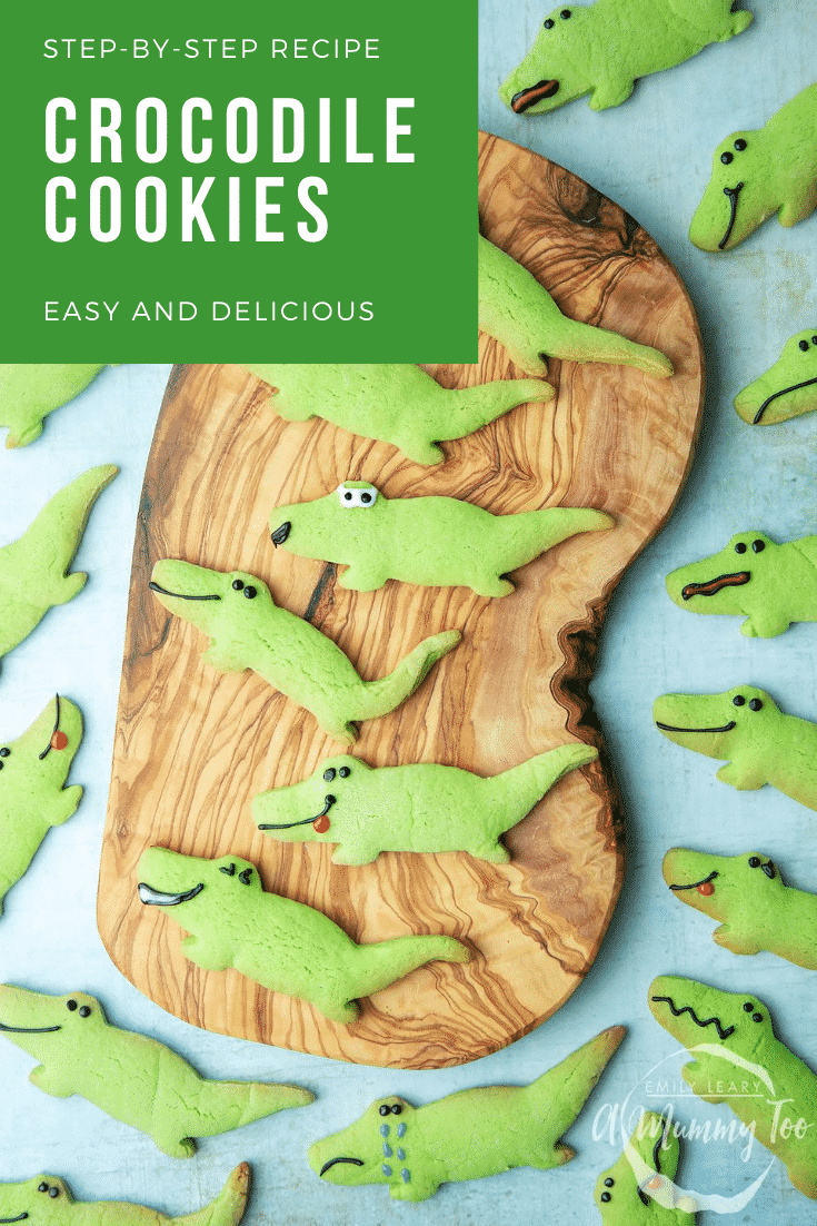 graphic text STEP-BY-STEP RECIPE CROCODILE COOKIES EASY AND DELICIOUS about Crocodile sugar cookies served on a wooden plate with a mummy too logo in the lower-right corner