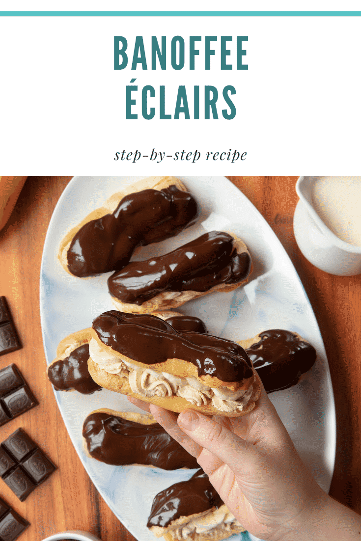 graphic text STEP-BY-STEP RECIPE BANOFFEE ÉCLAIRS EASY AND DELICIOUS above overhead shot of a hand holding an éclair with a mummy too logo in the lower-left corner