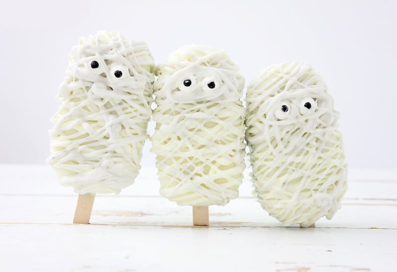 Halloween cake pops that look like mummies.