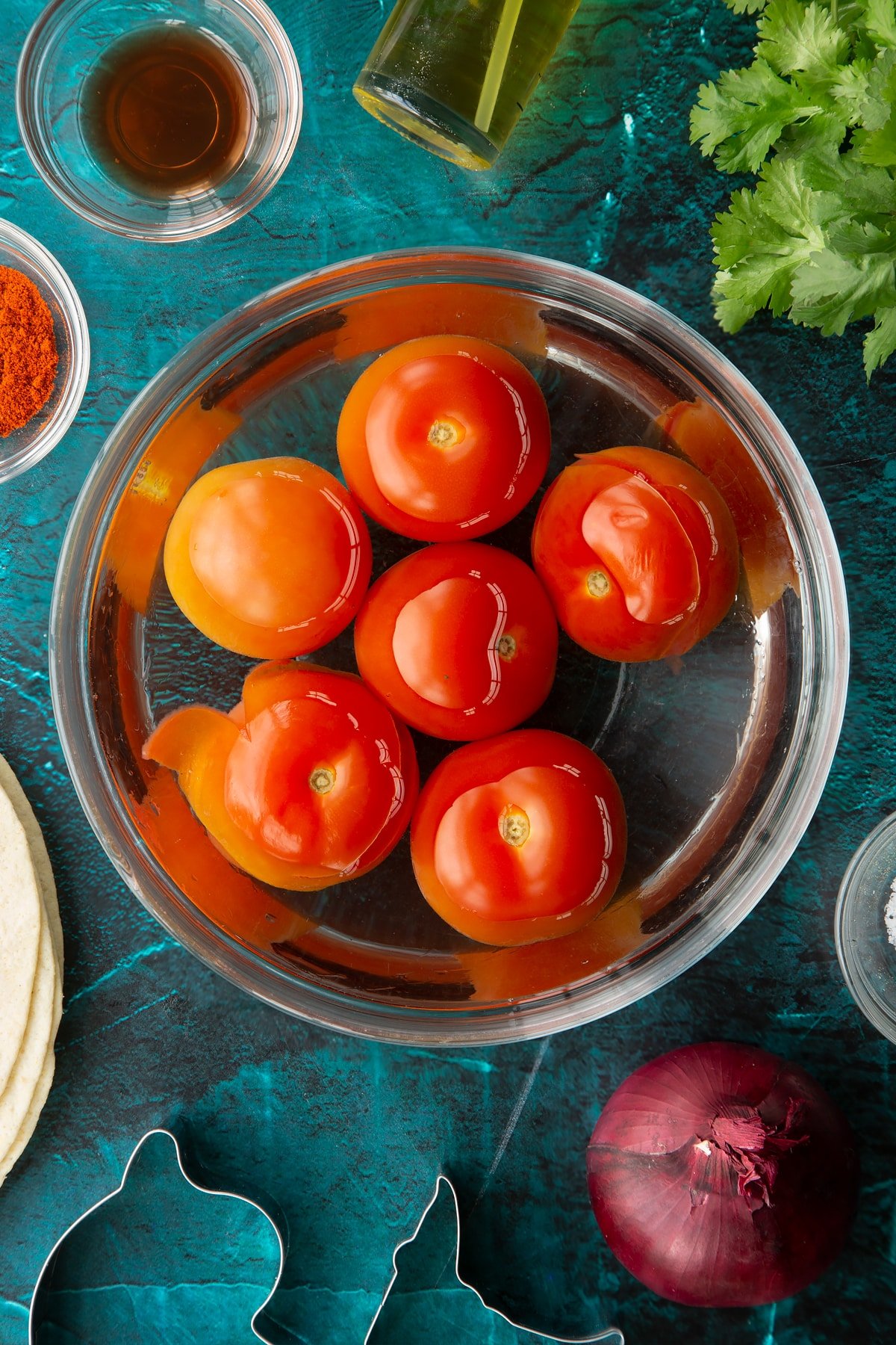 Tomatoes in a bowl of water.