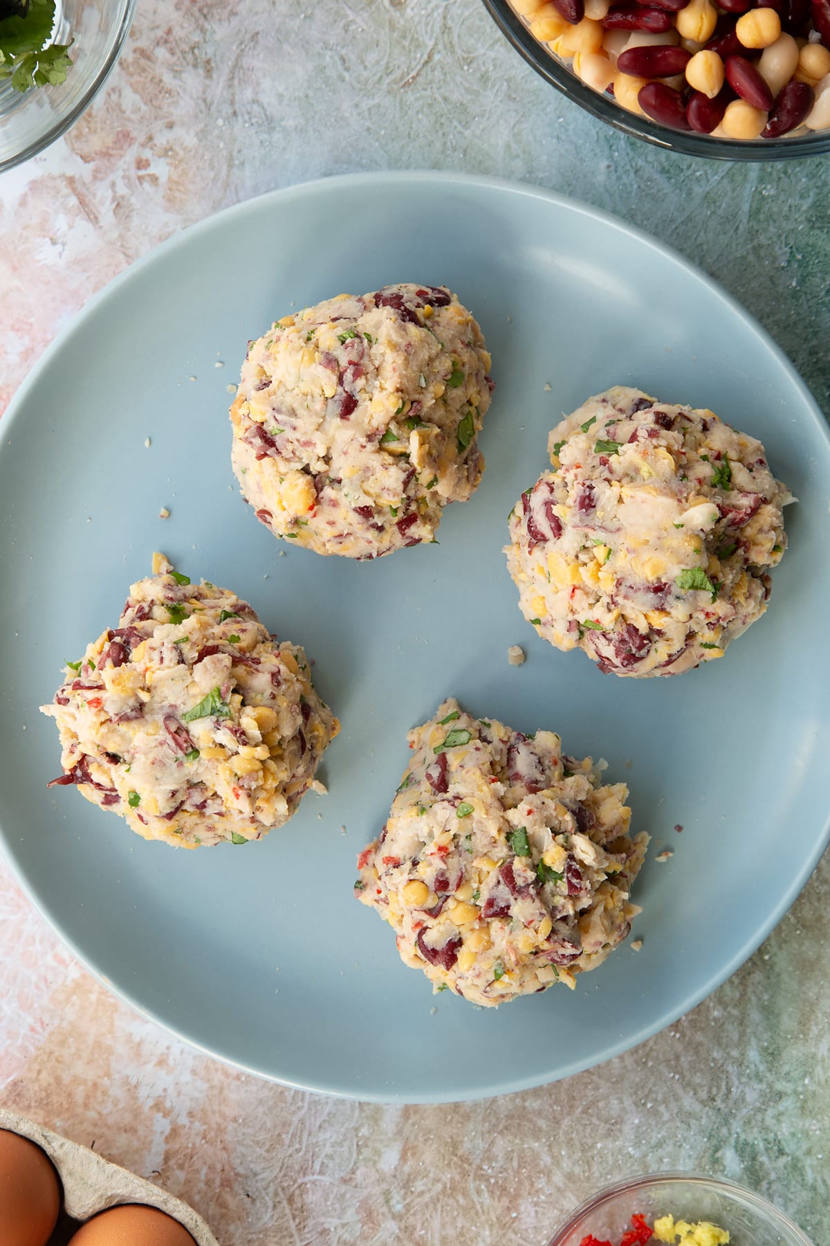 4 balls of vegetarian stuffing on a blue plate.