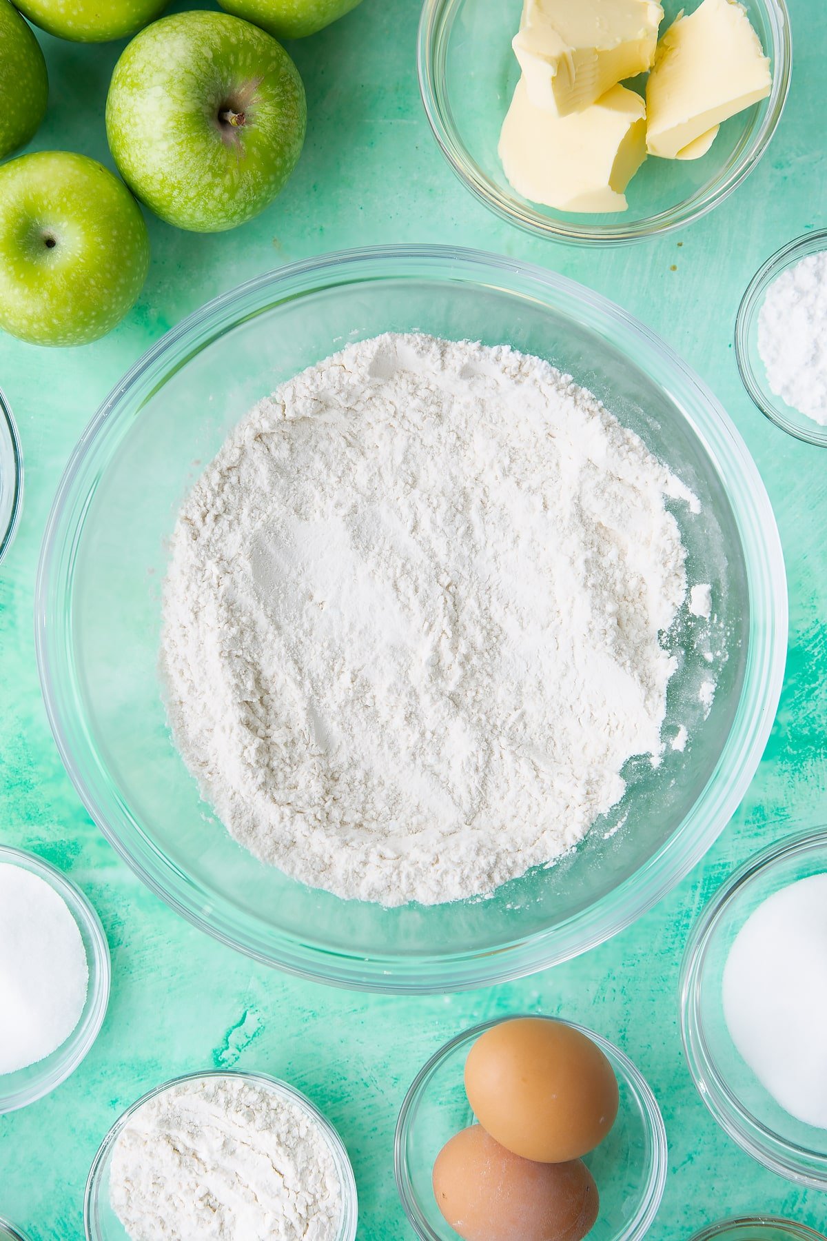 Overhead shot of the bowl of icing sugar and flour mixed together.