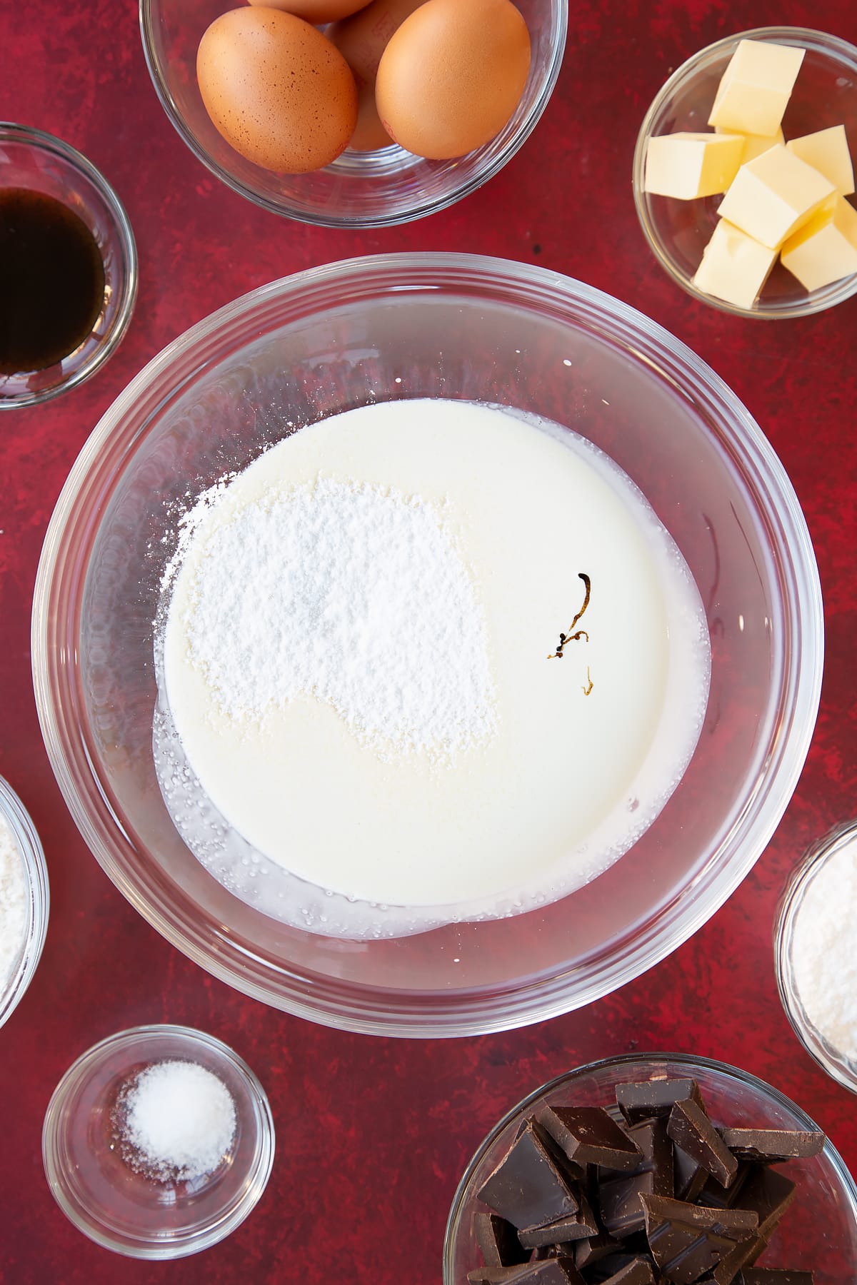 Cream, icing sugar and vanilla in a bowl