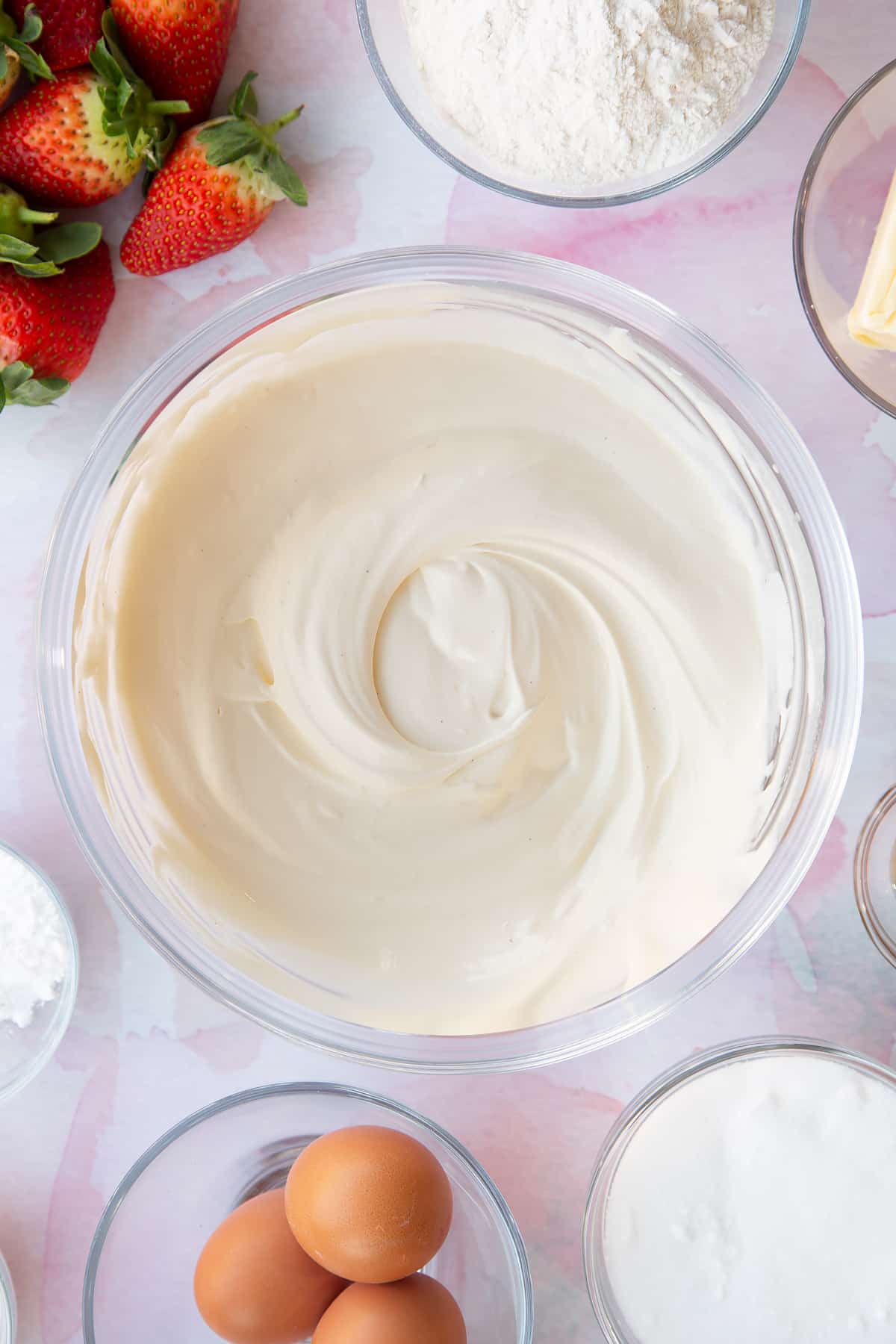 creamed cream,sugar and vanilla ingredients in a large clear bowl