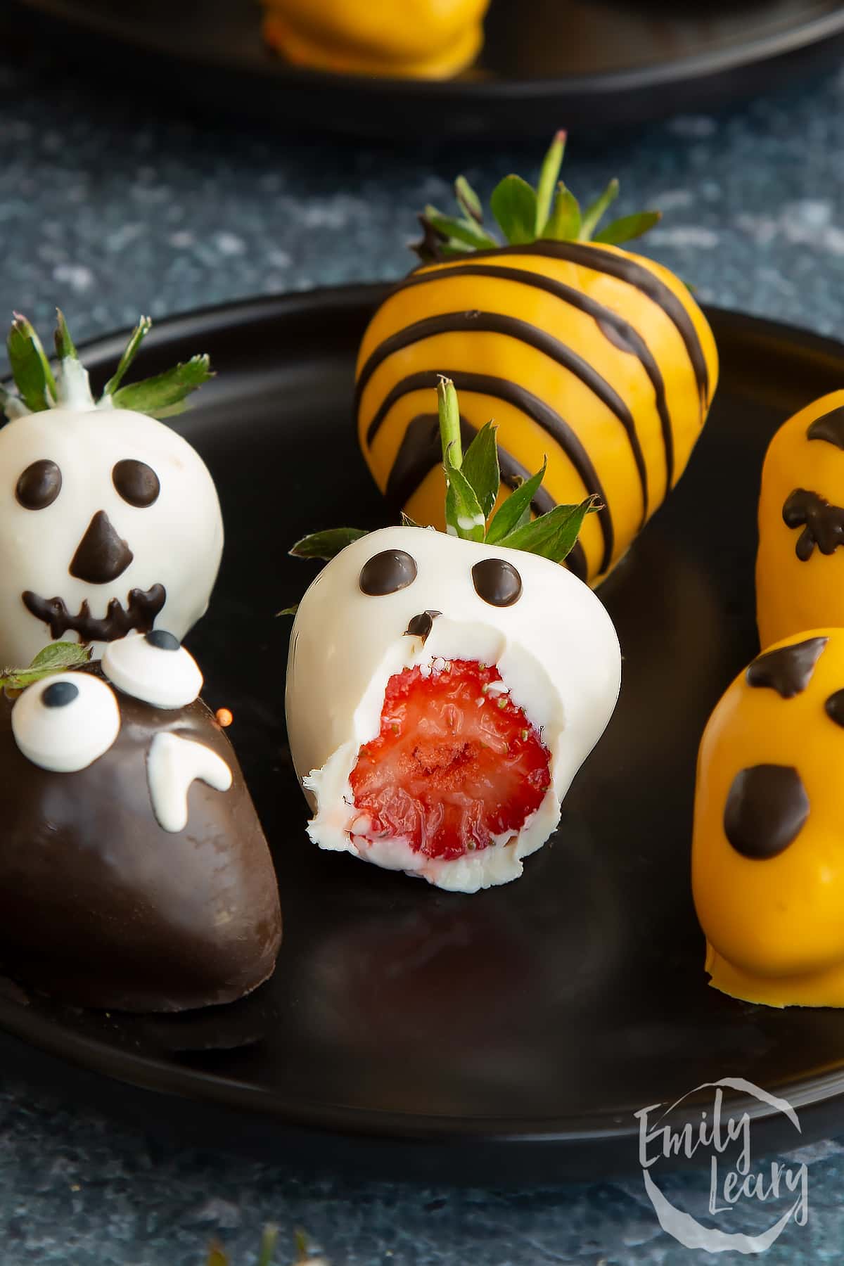 Easy Halloween Chocolate Covered Strawberries — Marley's Menu